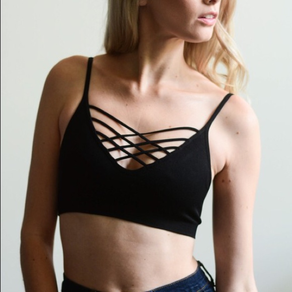 ❗️CLOSING SALE❗️ Black Interwoven Strappy Bralette - Picture 3 of 5